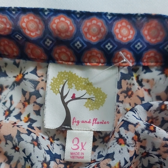 Fig and Flower Black and Pink Floral Women's Blouse Size 3X - Picture 8 of 9